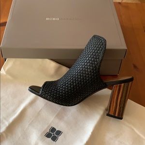 Bcbg maxAzria Fabian woven Napa mules size 8